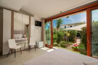 Zimmer mit Kingsize-Bett und Gartenblick.