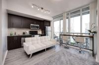 Cityscape 1BR Condo with Private Balcony amd WFH setup - Chambres d’hôtes Toronto