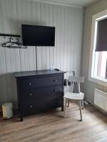 Deze driepersoonskamer heeft een gedeelde badkamer.