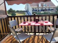 Duplex en front de mer avec balcon à Merville-Franceville-Plage - FR-1-465-99 - Chambres d'hôtes Merville-Franceville-Plage