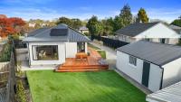 Private, Family-Friendly Home, 4BR by Airport & Free Parking - Bed and Breakfast