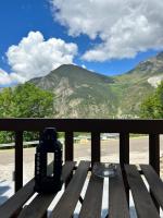 Apartment with Mountain View