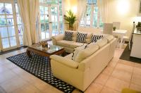 Shimmer Three-Bedroom Villa with large garden and two swimming pools - B&B Ban Raboet Kham