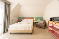 Estudio con cama extragrande y sofá cama