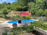 B&B Oullins - VILLA LES TERRASSES dans la nature avec piscine à 2 pas de Lyon, métro à 15mn à pied pour Lyon centre en 10mn ou bus à 300m pour Lyon centre - Bed and Breakfast Oullins