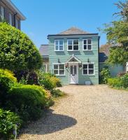 The Coach House- Stunning Detached Coastal home, with one car parking space, by Historic Deal Castle - B&B