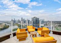 Modern Downtown Condo - Rooftop pool - Top Amenities - B&B