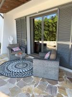 Chambre Lit Queen-Size - Vue sur Piscine