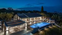 Villa Roselia - Luxury Escape with Magnificent Views, by ZanteWize - B&B