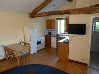 B&B Chassenon - Millstone Gite 2, two bed apartment + shared pool - Bed and Breakfast Chassenon