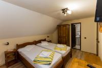 Tweepersoonskamer met 2 Aparte Bedden en Eigen Badkamer
