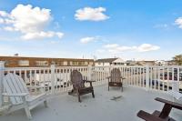 33rd Unit 2 Catch some rays Parking Beach 2 Blocks Away - B&B