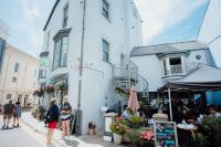 Lofty, elevated luxury apartment at Tenby Harbour - B&B Tenby