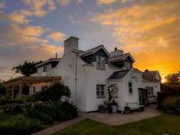 B&B Mynytho - Delightful 3 bed cottage with hot tub & sea views. - Bed and Breakfast Mynytho