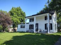 B&B Shawnee - 1908 Modern Farmhouse on large private treed lot - Bed and Breakfast Shawnee