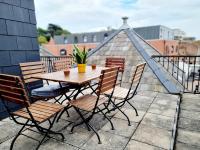Cityscape Haven: 1 Bedroom Apartment with Terrace and City view - Chambres d'hôtes Bournemouth