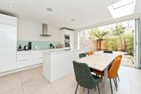 B&B London - Family Home near Clapham Common by UnderTheDoormat - Bed and Breakfast London