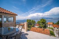 Adriatic Sea View Penthouse Apartment with parking - 5 min walk to coast - Chambres d'hôtes Postira