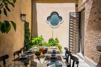 Sartor Apartment with Canal View and Private Court - Chambres d’hôtes Venise