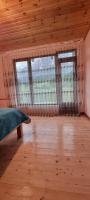 Zimmer mit Kingsize-Bett und Bergblick