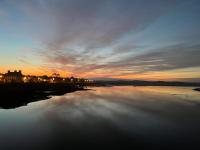 leBel endroit 145m2 , terrain et terrasse de 350m2 au coeur des commerces ,à proximité de la mer et tous services inclus - Chambres d'hôtes Portbail