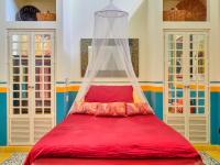 Habitación con cama grande