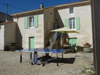 Maison de charme en pierres, avec terrasse, jardin, vélos, poêle à bois et borne de recharge électrique - FR-1-653-79 - B&B