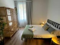 Estudio con cama extragrande y sofá cama
