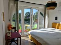 Zimmer mit Kingsize-Bett und Balkon