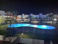 Casa familiar a pie de piscina - B&B