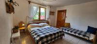 Dreibettzimmer mit Bad