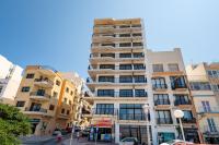 Islet Promenade Seafront Aparthotel - with Corner Terrace by Getawaysmalta - Chambres d'hôtes San Pawl il-Bahar