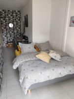 Zimmer mit Kingsize-Bett und Gartenblick.