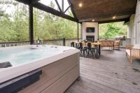 Painted Sky Modern Broken Bow Cabin with Hot Tub! - Bed and Breakfast