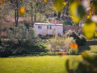 B&B Blakeney - Dipper's Hut - Luxury Shepherds Hut with Hot Tub - Bed and Breakfast Blakeney