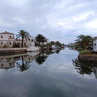 Modern apartment with canal views in Empuriabrava - Terrace & WiFi - B&B Empuriabrava