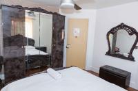 Habitación con cama extragrande.