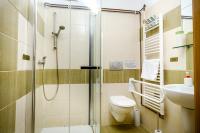 Deze driepersoonskamer heeft een gedeelde badkamer.