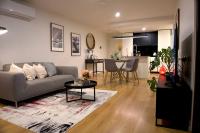 B&B Canberra - Stylish Lux Modern 2B2B Apt at Dickson heart - Bed and Breakfast Canberra