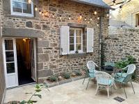 LE COTTAGE Gîte de charme au pied du Château - B&B Combourg