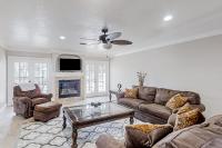 Spectacular dog-friendly river view home with pool, lanai, grill, patio, & TV - Bed and Breakfast Bon Terra