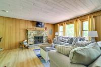Pet-Friendly Pocono Lake Cabin with Community Pool! - B&B Pocono Lake
