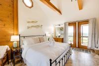 Lovely Ozarks Cabin Rental about 5 Mi to Beaver Lake! - B&B