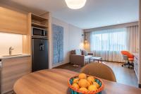 Junior Suite mit 1 Schlafzimmer mit 1 Kingsize-Bett, Schlafsofa und Stadtblick