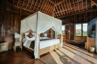 King Suite with Pool View