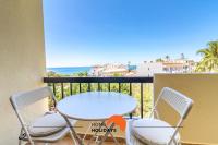 #063 Beach Flat by Home Holidays - B&B