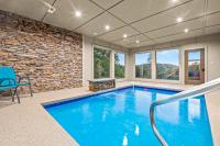 Overlook Swim Lodge - Indoor Heated Pool, 3 Decks, Hot Tub, Theatre, Game Room - Minutes to PF & Dollywood - Bed and Breakfast Sevierville