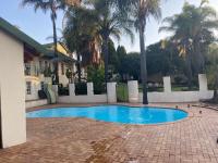 Safari Apartments -Beautiful 3 bedrooms, 10-seater dining , TV room, Garden & Pool - Bed and Breakfast