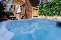 B&B Whitstable - 1 The Old Schoolhouse for 5+cot; hot tub, parking, pets - Bed and Breakfast Whitstable