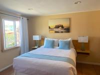 Habitación con cama grande